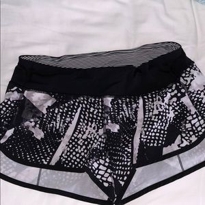 lululemon printed black shorts size 6   2.5”